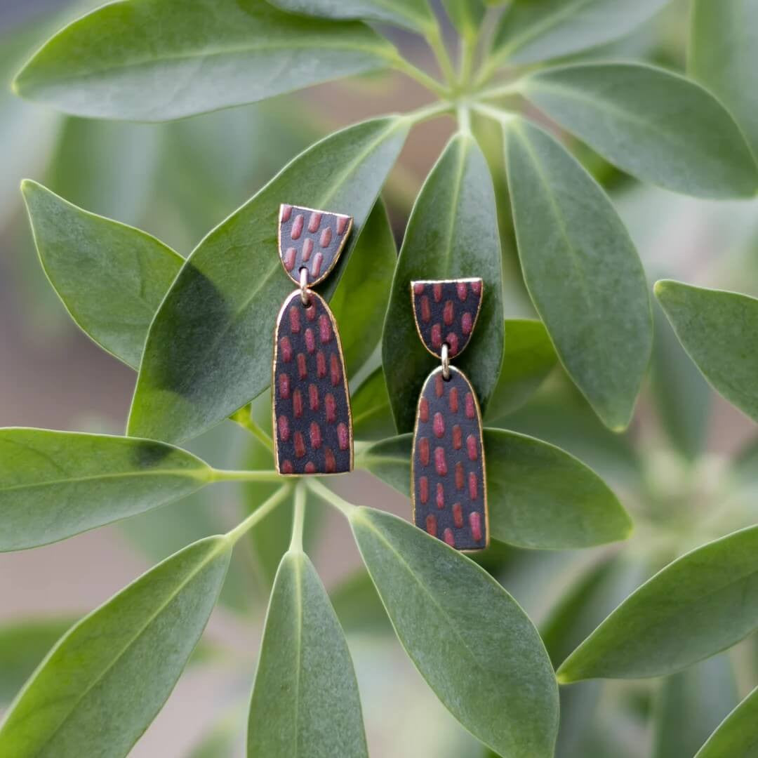 Honfleur
This Fall 2023 collection is inspired by the coastal port town of Honfleur in Normandy, France. Our two favorite things about Honfleur were the black slate tiles used on facades and roofs and the gorgeous hydrangeas