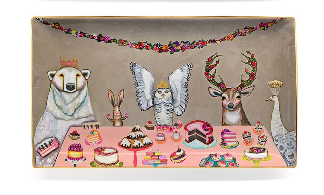 Snowy the owl only feasts with his finest friends! This darling dish is the perfect spot for cupcakes, jewelry and more.